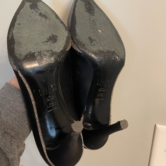 Classic shape, Stuart Weitzman, black pumps with metallic accent. - Picture 5 of 5